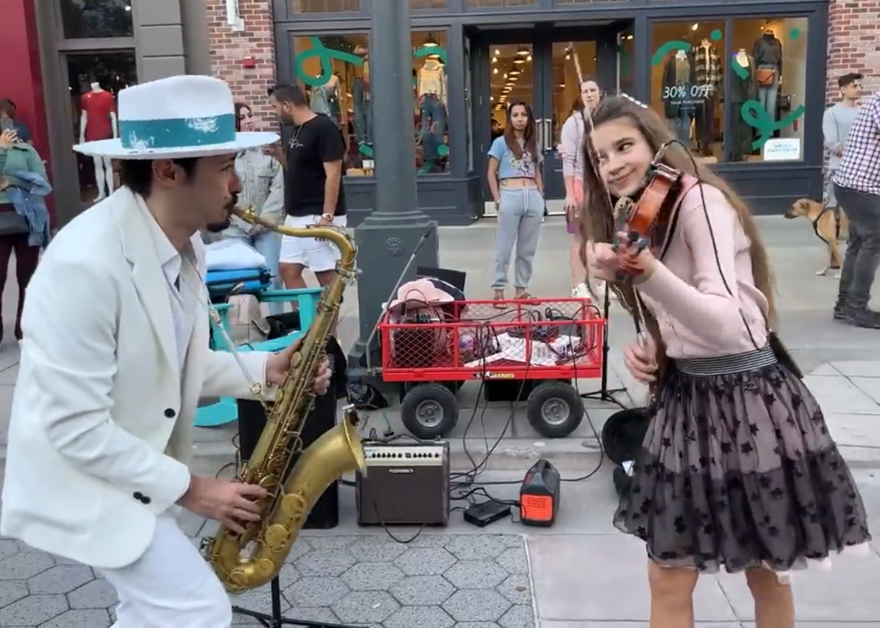 HaveFun L’Amour Toujours Street Performance